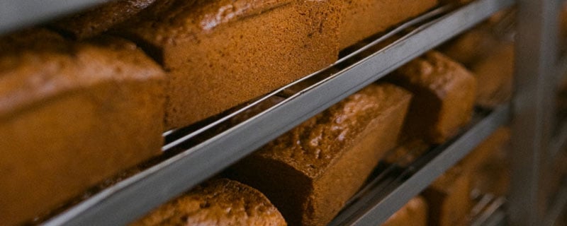 Cakes en cours de refroidissement sur des grilles métalliques / Cakes cooling on metal racks